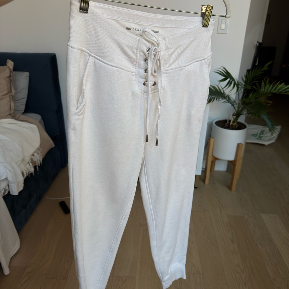 DKNY white spots set